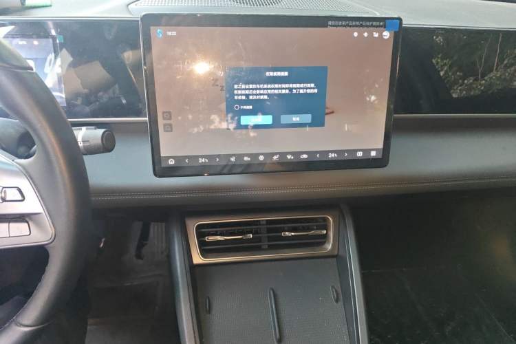 Used BYD Qin L 2025 DM-i Smart Drive 80KM Leading Model Audio And AC Panel