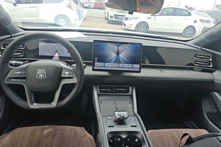 Used BYD Qin L 2025 DM-i Smart Drive 80KM Leading Model Audio And AC Panel