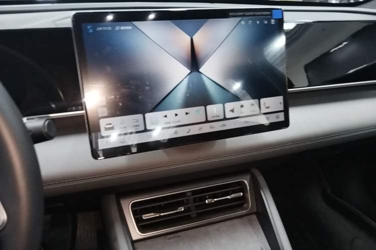 Used BYD Qin L 2025 DM-i Smart Drive 120KM Superior Model Audio And AC Panel