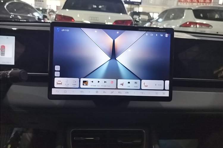Used BYD Qin L 2025 DM-i Smart Drive 120KM Leading Model Audio And AC Panel
