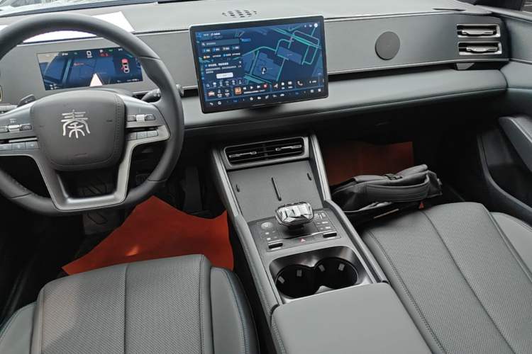 Used BYD Qin L 2025 DM-i Smart Drive 80KM Leading Model Audio And AC Panel