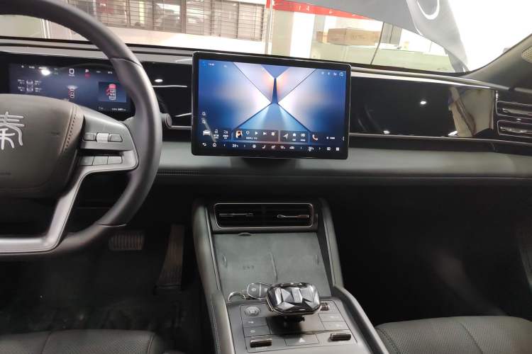 Used BYD Qin L 2025 DM-i Smart Drive 120KM Superior Model Audio And AC Panel