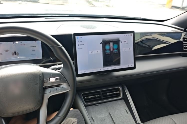 Used BYD Qin L 2025 DM-i Smart Drive 120KM Superior Model Center Console