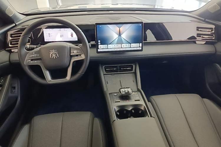 Used BYD Qin L 2025 DM-i Smart Drive 120KM Superior Model Center Console