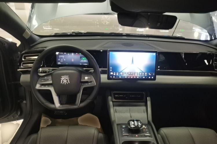 Used BYD Qin L 2025 DM-i Smart Drive 120KM Superior Model Center Console