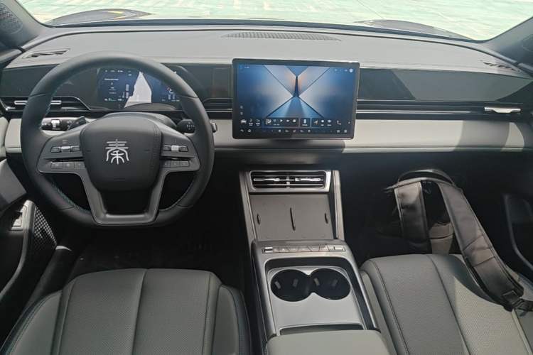 Used BYD Qin L 2025 EV 470KM Leading Edition Center Console