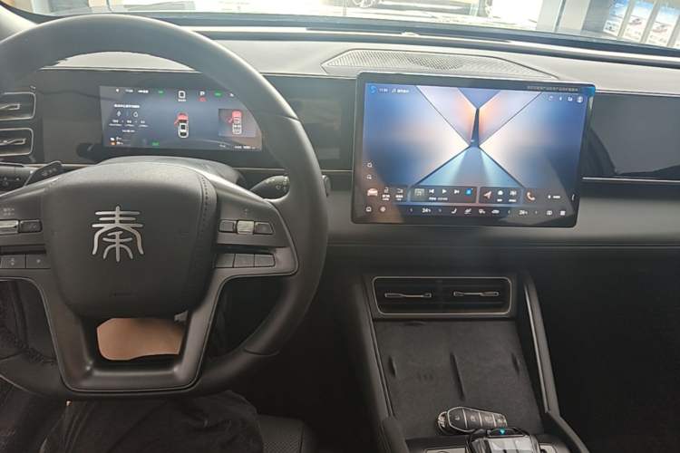 Used BYD Qin L 2025 DM-i Smart Drive 120KM Superior Model Center Console