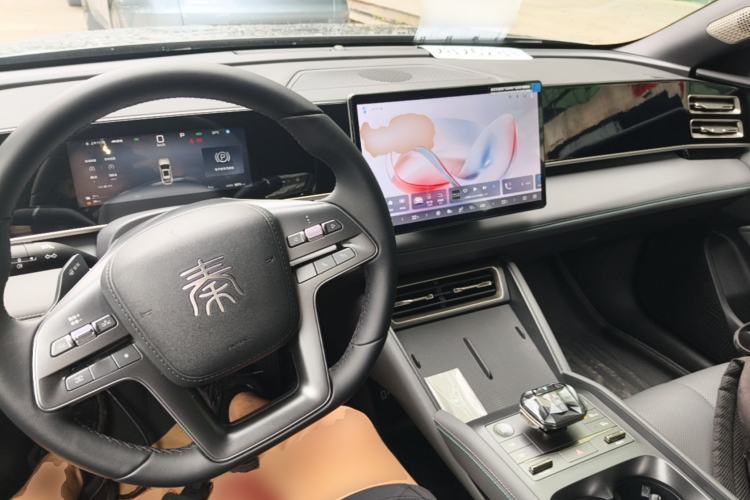 Used BYD Qin L 2025 DM-i Smart Drive 120KM Leading Model Center Console