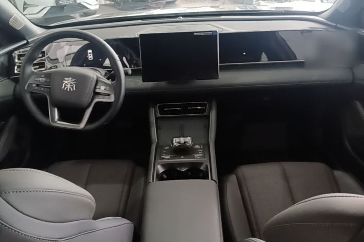 Used BYD Qin L 2025 DM-i Smart Drive 120KM Leading Model Center Console