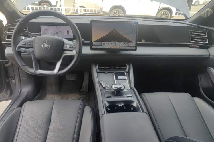 Used BYD Qin L 2025 DM-i Smart Drive 120KM Superior Model Center Console