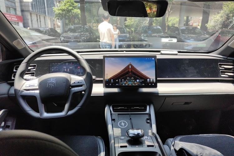 Used BYD Qin L 2025 DM-i Smart Drive 80KM Superior Model Center Console