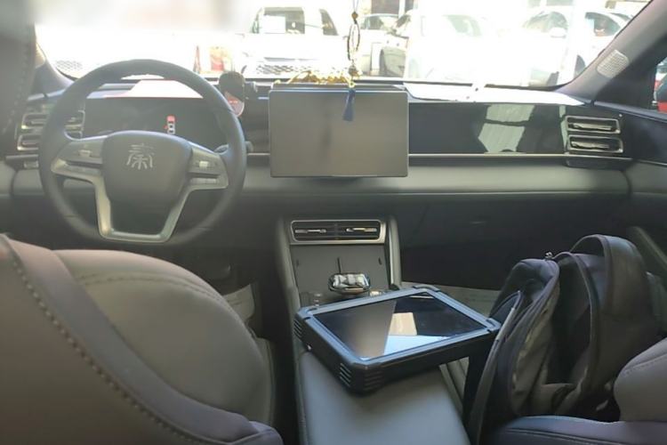 Used BYD Qin L 2025 DM-i Smart Drive 120KM Leading Model Center Console