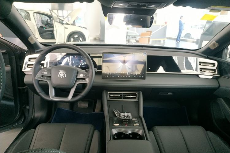 Used BYD Qin L 2025 DM-i Smart Drive 120KM Leading Model Center Console