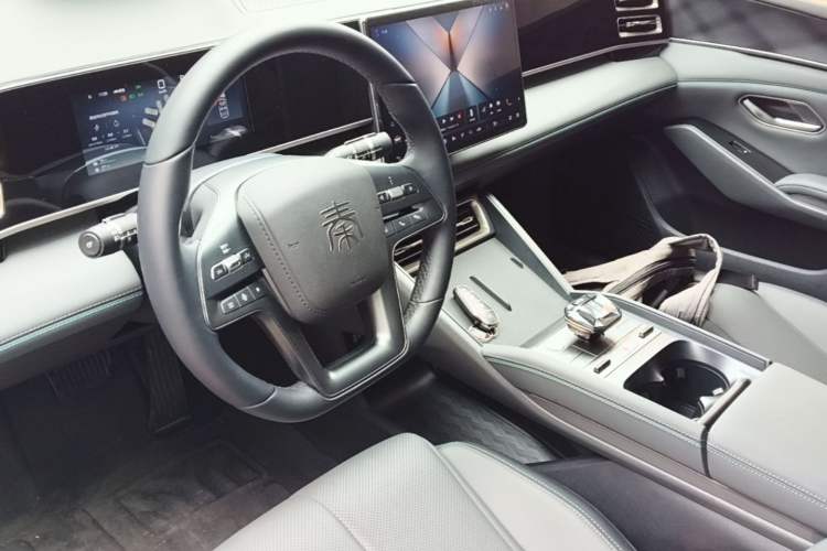 Used BYD Qin L 2025 DM-i Smart Drive 80KM Leading Model Center Console