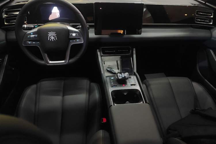 Used BYD Qin L 2025 DM-i Smart Drive 80KM Leading Model Center Console