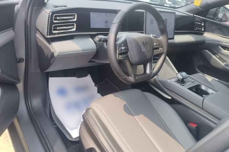 Used BYD Qin L 2025 DM-i Smart Drive 80KM Leading Model Center Console