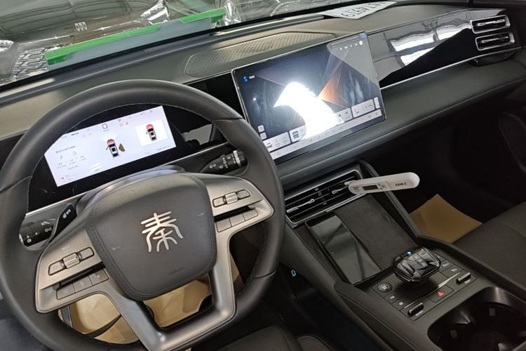 Used BYD Qin L 2025 DM-i Smart Drive 120KM Superior Model Center Console
