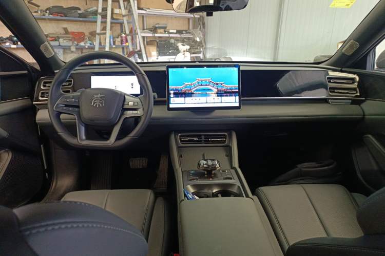 Used BYD Qin L 2025 DM-i Smart Drive 80KM Superior Model Center Console