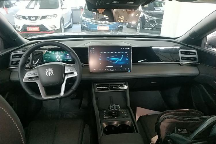 Used BYD Qin L 2025 DM-i Smart Drive 80KM Leading Model Center Console