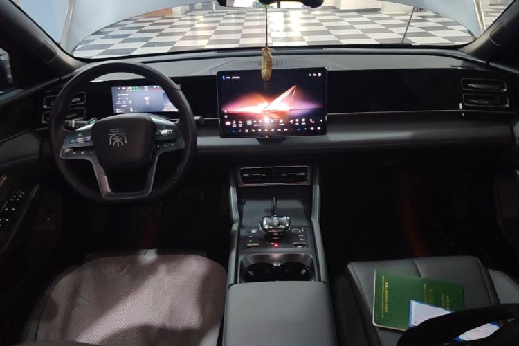 Used BYD Qin L 2025 DM-i Smart Drive 80KM Leading Model Center Console