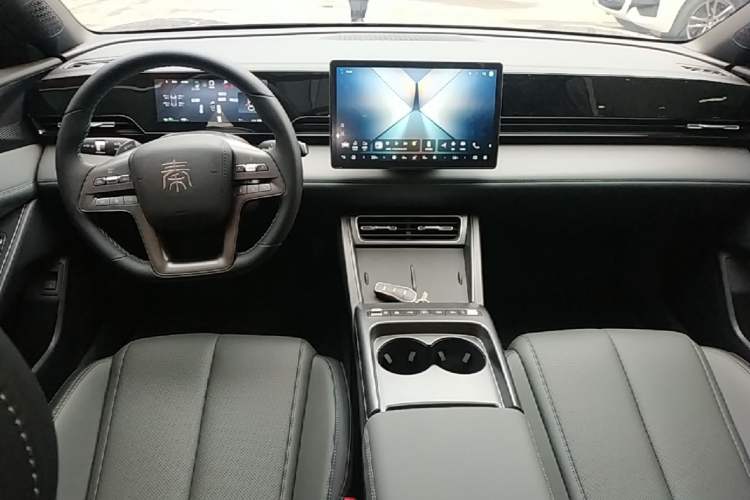 Used BYD Qin L 2025 EV 470KM Leading Edition Center Console