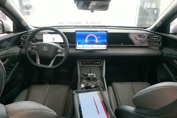 Used BYD Qin L 2025 DM-i Smart Drive 120KM Leading Model Center Console
