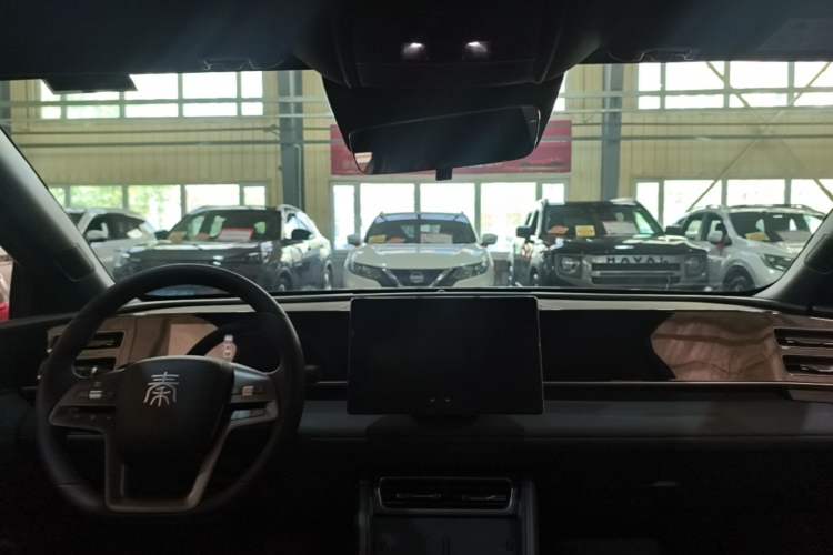 Used BYD Qin L 2025 DM-i Smart Drive 80KM Leading Model Center Console