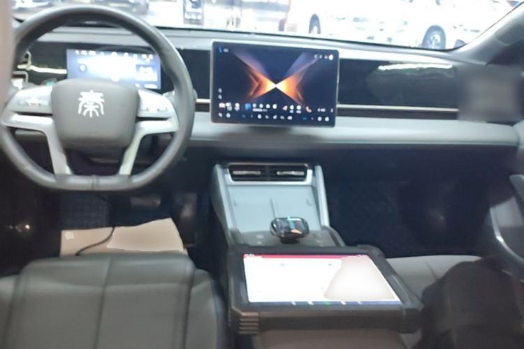 Used BYD Qin L 2025 DM-i Smart Drive 80KM Leading Model Center Console