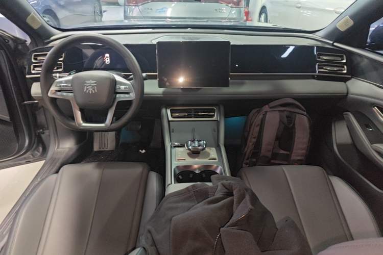 Used BYD Qin L 2025 DM-i Smart Drive 80KM Superior Model Center Console