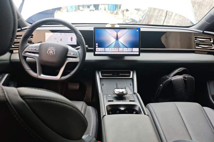 Used BYD Qin L 2025 DM-i Smart Drive 80KM Leading Model Center Console