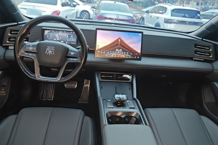 Used BYD Qin L 2025 DM-i Smart Drive 80KM Leading Model Center Console