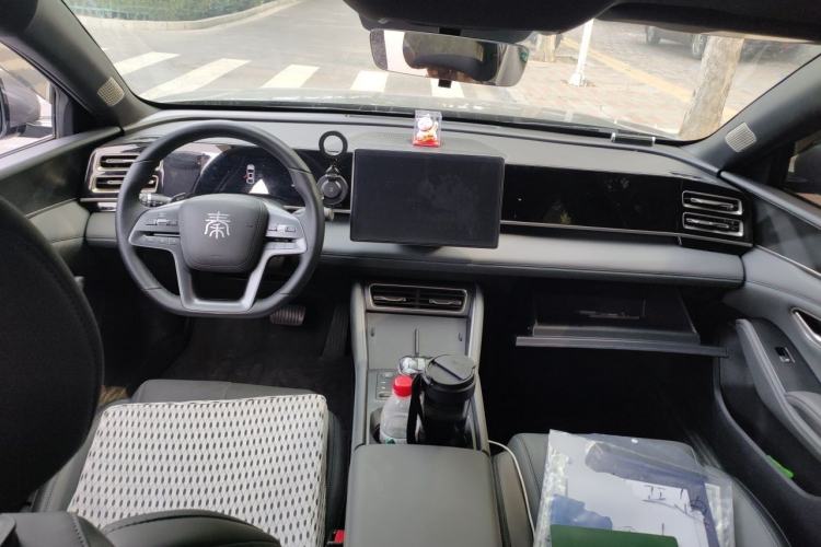 Used BYD Qin L 2025 DM-i Smart Drive 80KM Superior Model Center Console