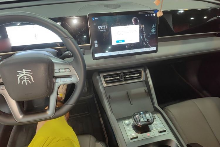 Used BYD Qin L 2025 DM-i Smart Drive 80KM Leading Model Center Console