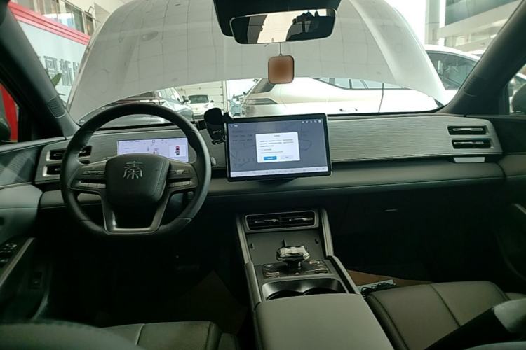 Used BYD Qin L 2025 DM-i Smart Drive 80KM Leading Model Center Console