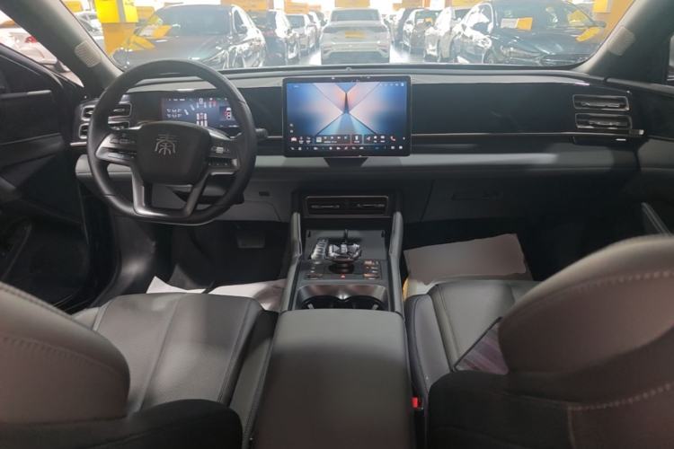 Used BYD Qin L 2025 DM-i Smart Drive 120KM Leading Model Center Console