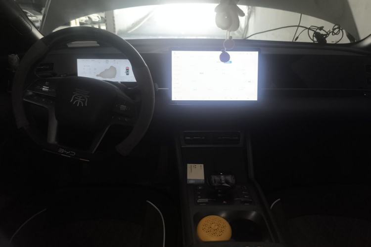 Used BYD Qin L 2025 DM-i Smart Drive 80KM Leading Model Center Console
