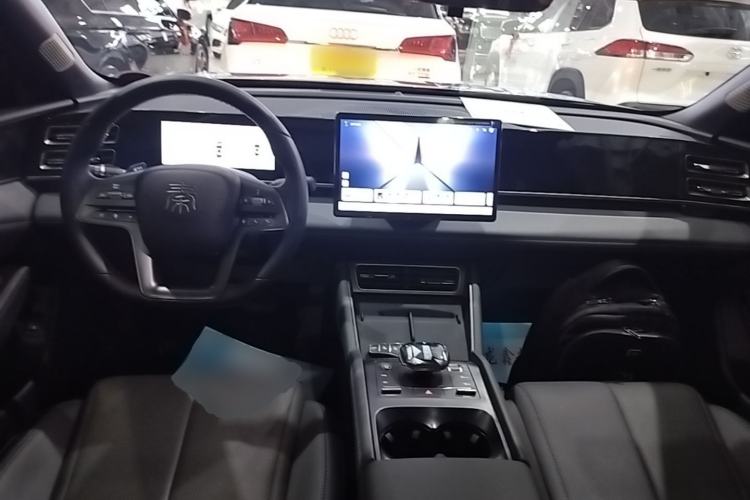 Used BYD Qin L 2025 DM-i Smart Drive 120KM Leading Model Center Console