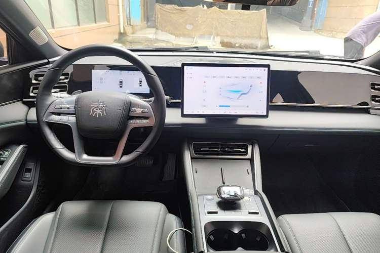 Used BYD Qin L 2025 DM-i Smart Drive 120KM Leading Model Center Console