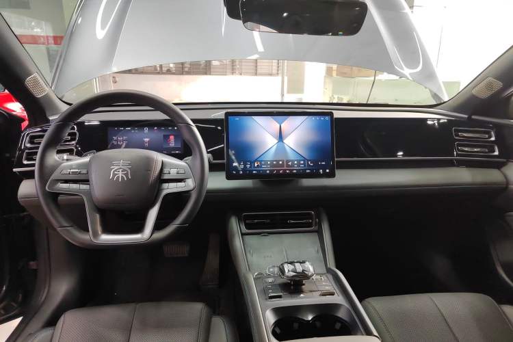 Used BYD Qin L 2025 DM-i Smart Drive 120KM Superior Model Center Console
