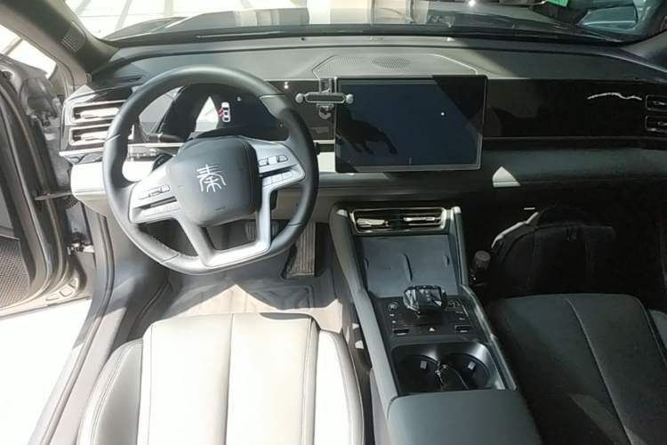 Used BYD Qin L 2025 DM-i Smart Drive 120KM Superior Model Center Console