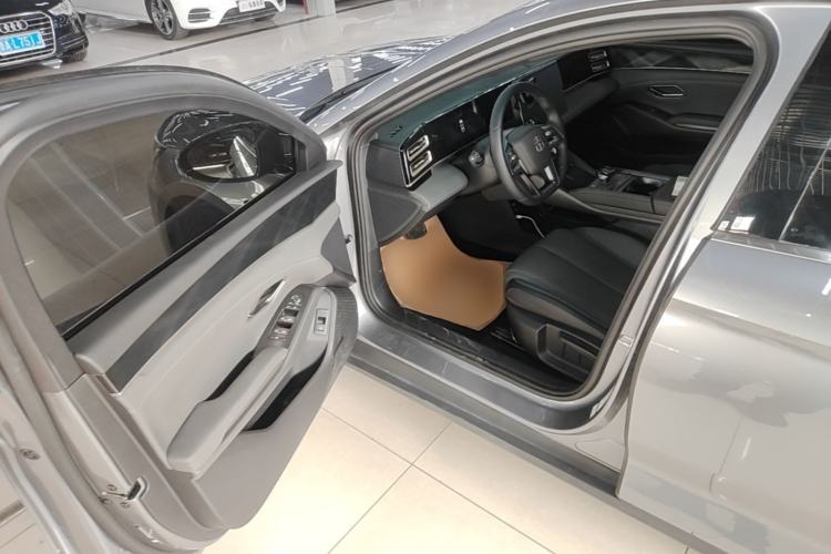 Used BYD Qin L 2025 DM-i Smart Drive 80KM Leading Model Driver Seat