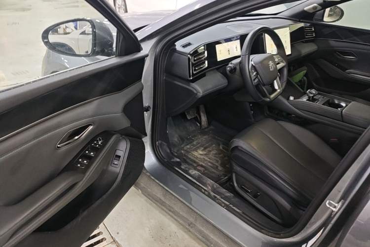 Used BYD Qin L 2025 DM-i Smart Drive 80KM Superior Model Driver Seat