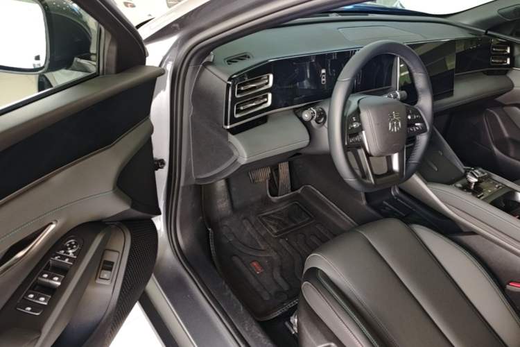 Used BYD Qin L 2025 DM-i Smart Drive 80KM Leading Model Driver Seat