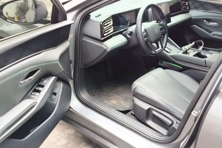 Used BYD Qin L 2025 DM-i Smart Drive 80KM Leading Model Driver Seat