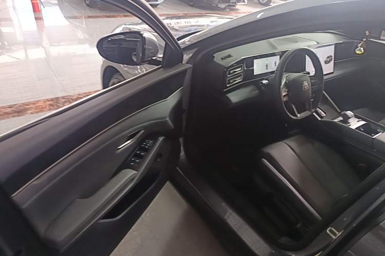 Used BYD Qin L 2025 DM-i Smart Drive 80KM Leading Model Driver Seat