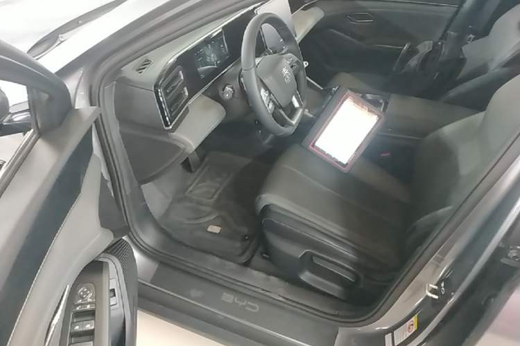 Used BYD Qin L 2025 DM-i Smart Drive 80KM Leading Model Driver Seat