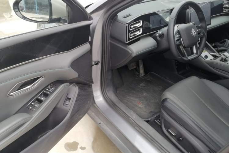 Used BYD Qin L 2025 DM-i Smart Drive 120KM Leading Model Driver Seat