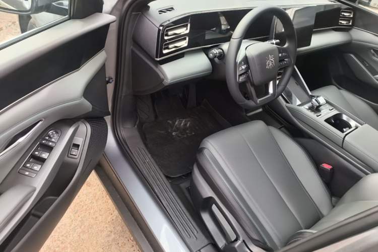 Used BYD Qin L 2025 DM-i Smart Drive 80KM Leading Model Driver Seat