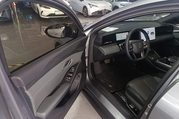 Used BYD Qin L 2025 EV 545KM Beyond Version Driver Seat