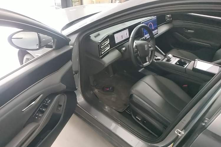 Used BYD Qin L 2025 DM-i Smart Drive 120KM Leading Model Driver Seat